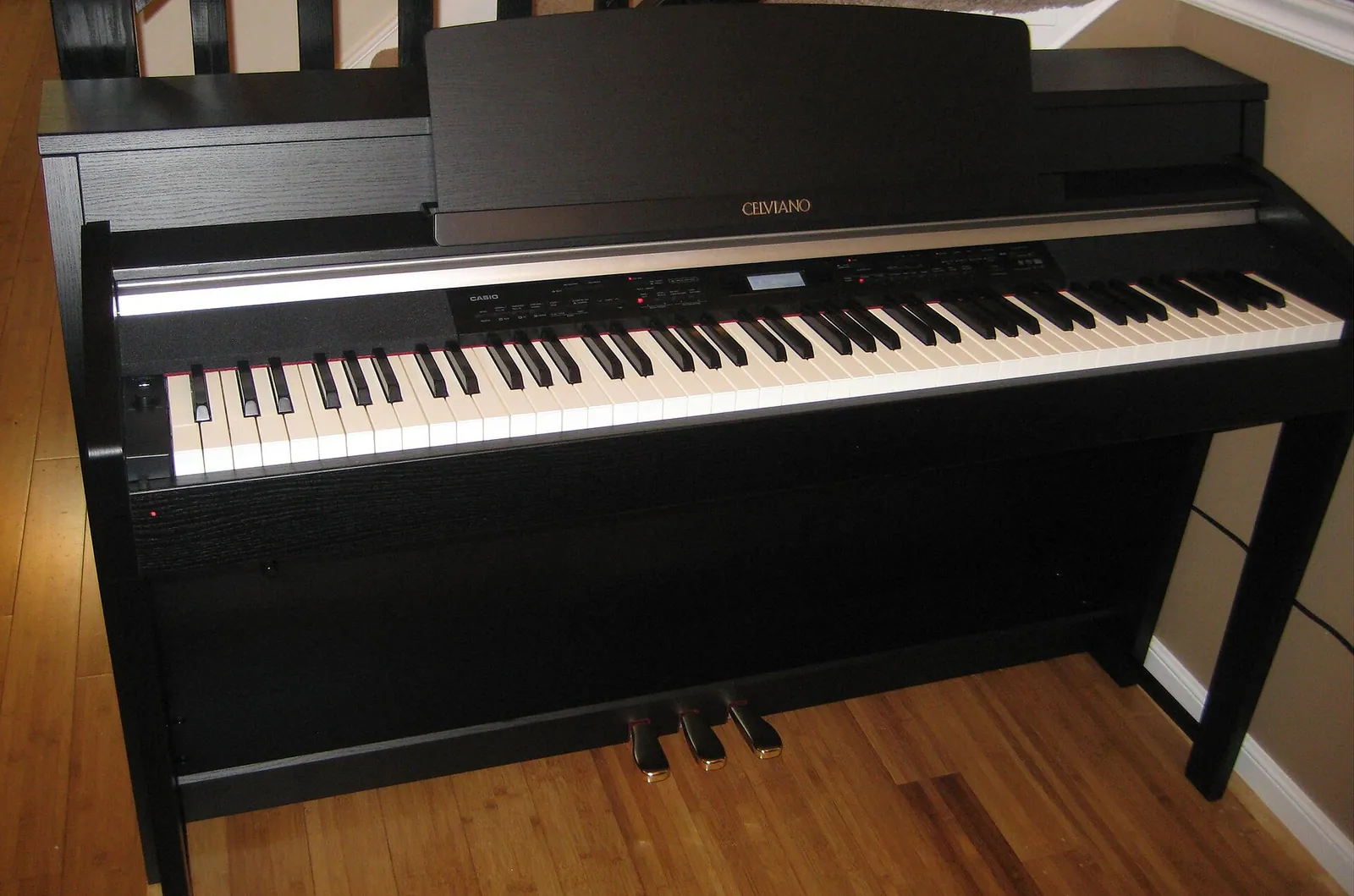 Piano digital Casio Celviano preto com móvel e três pedais dourados