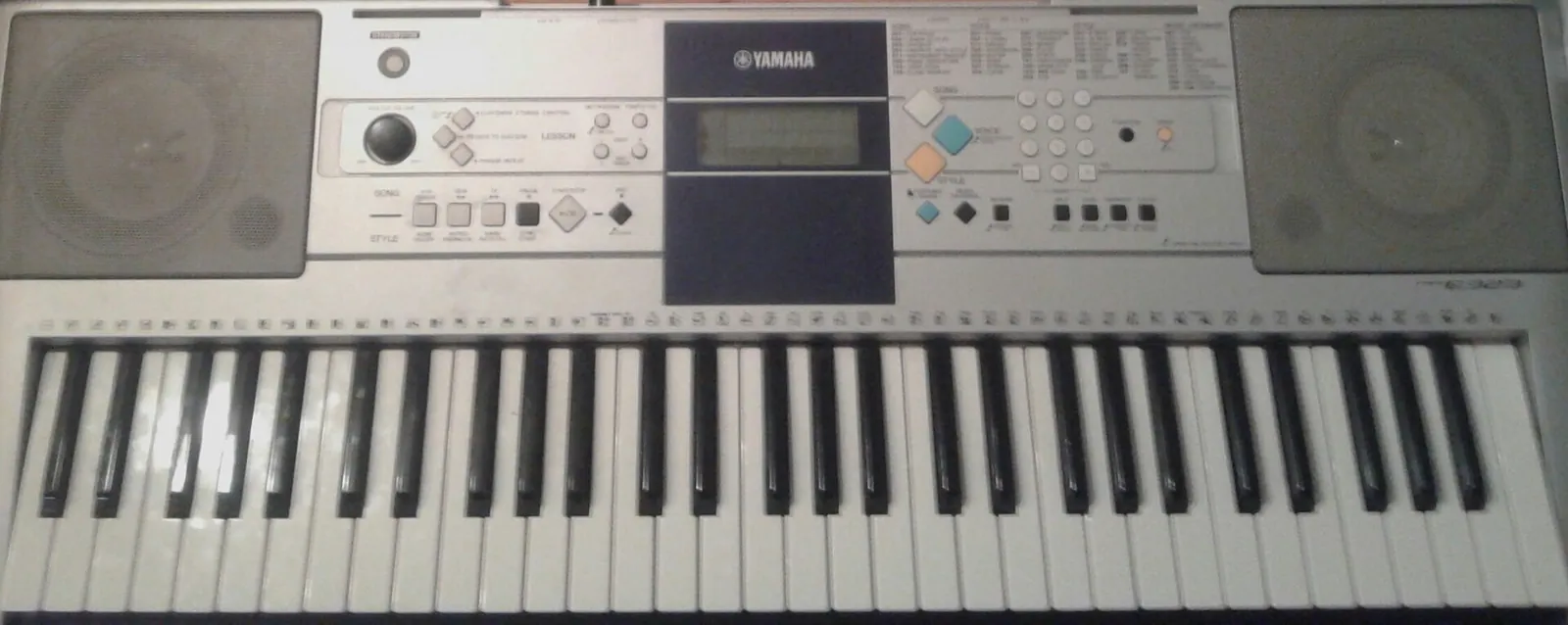 Teclado Yamaha de 61 teclas com alto-falantes e botões de ritmos no painel