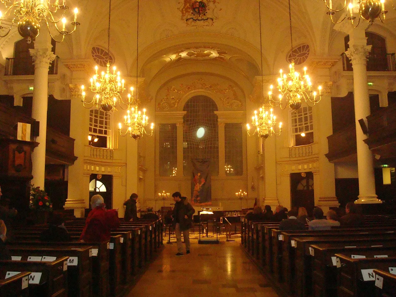 Interior iluminado da igreja St Martin-in-the-Fields durante um concerto